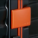 Fermeture orange sur un boîtier noir